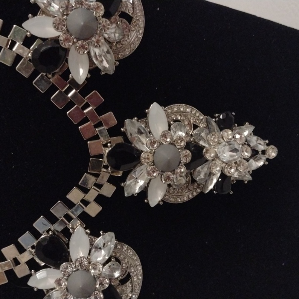 Pier 1 imports statement rhinestone flower necklace NWOT - Picture 10 of 10